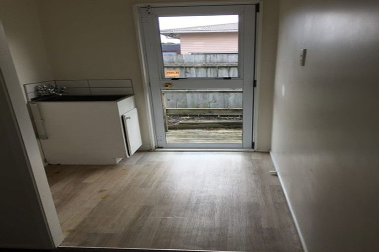 Photo of property in 2/17 Woodside Road, Massey, Auckland, 0614