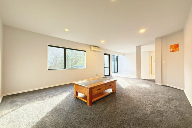 Photo of property in 2/252 East Coast Road, Forrest Hill, Auckland, 0620