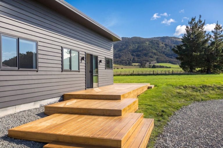Photo of property in 370 Western Lake Road, Western Lake, Featherston, 5773