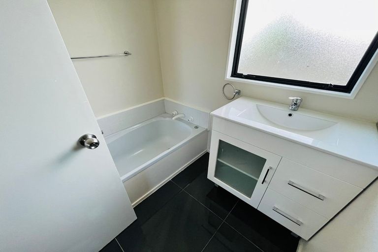 Photo of property in 1/8 Anglers Way, Wattle Downs, Auckland, 2102