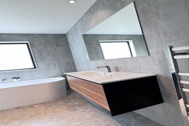 Photo of property in 130 Skulander Crescent, Orewa, 0931