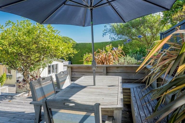 Photo of property in 27 Hemara Street, Waikanae Beach, Waikanae, 5036