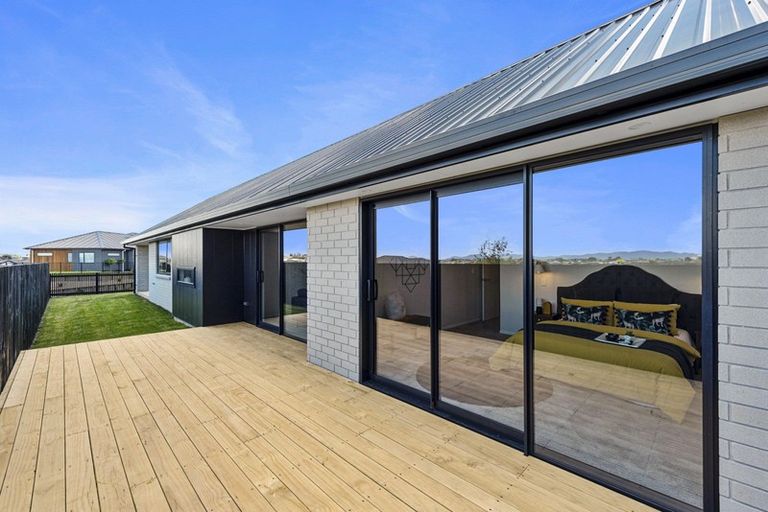 Photo of property in 12 Bosun Place, Te Atatu Peninsula, Auckland, 0610