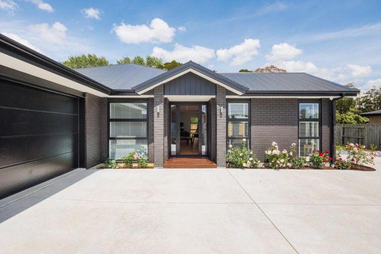 Photo of property in 27 Coutts Way, Fitzherbert, Palmerston North, 4410