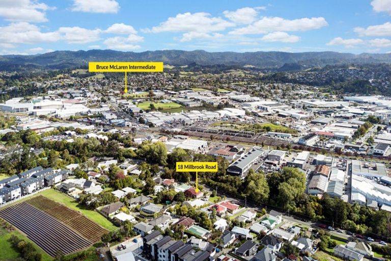 Photo of property in 18 Millbrook Road, Henderson, Auckland, 0612