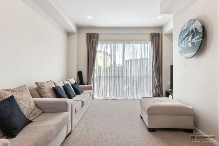 Photo of property in 24/11 Ray Small Drive, Papakura, 2110