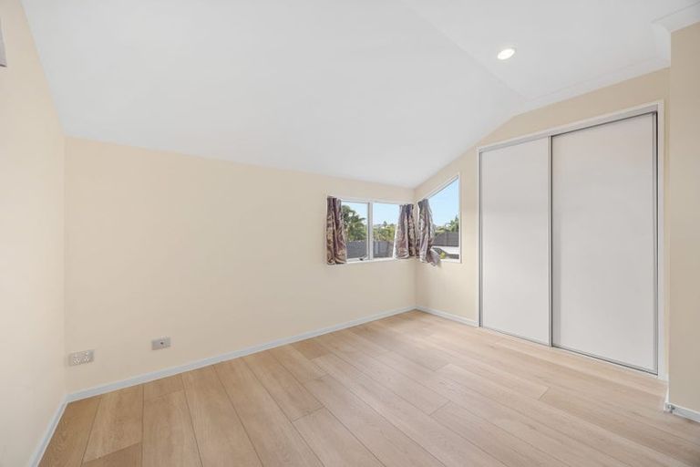 Photo of property in 10 Lupetti Rise, West Harbour, Auckland, 0618