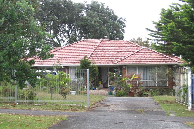 Photo of property in 6 Tirimoana Road, Te Atatu South, Auckland, 0602