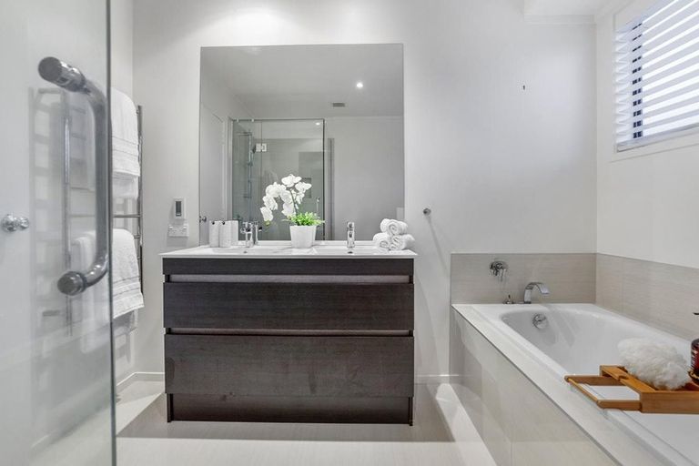 Photo of property in 3/28 Beach Road, Castor Bay, Auckland, 0620