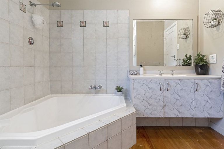 Photo of property in 126 Sutherland Road, Brookfield, Tauranga, 3110