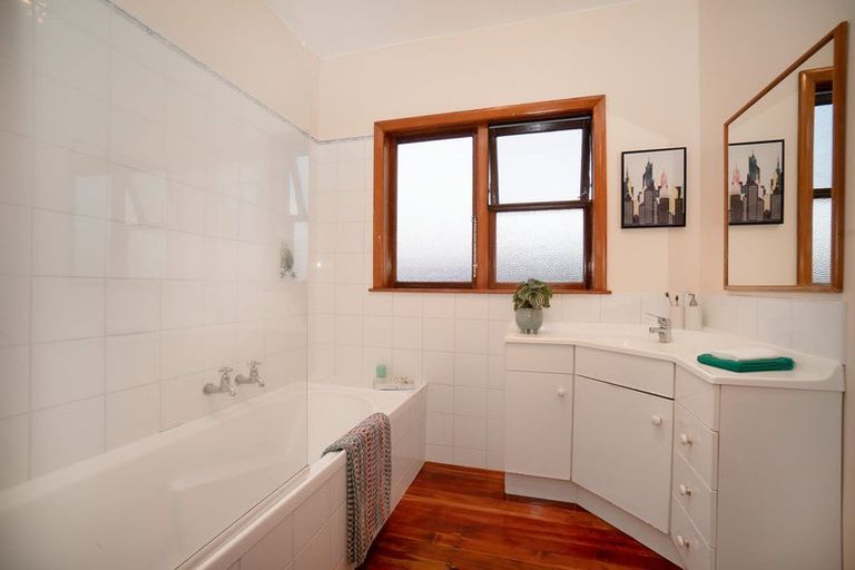 Photo of property in 6 Swansea Street, Hokowhitu, Palmerston North, 4410