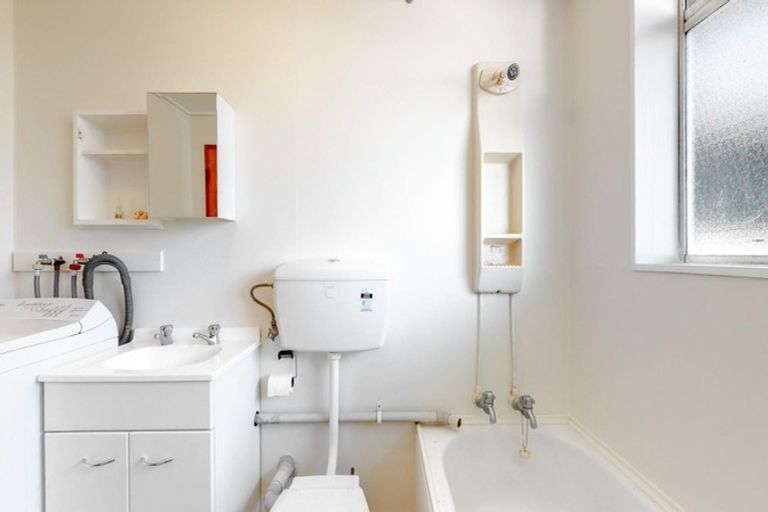 Photo of property in Beresford Apartments, 16/118 Russell Terrace, Berhampore, Wellington, 6023