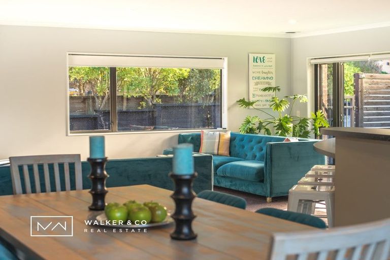 Photo of property in 22 James Nairn Grove, Riverstone Terraces, Upper Hutt, 5018