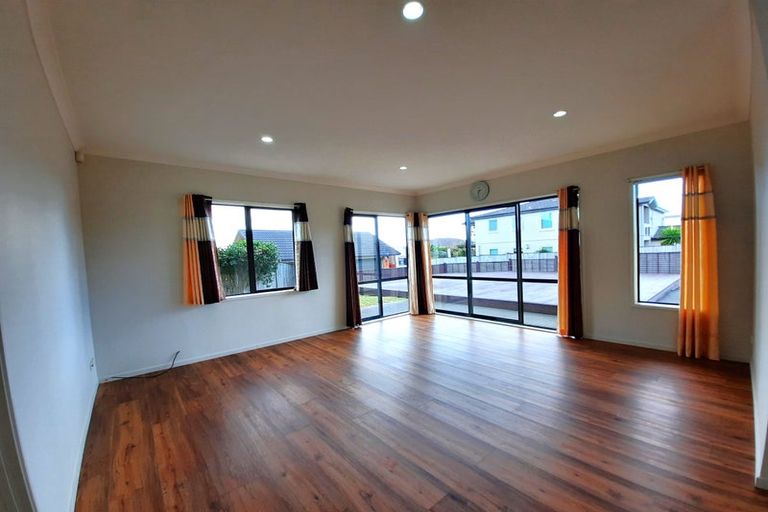 Photo of property in 21 Fairbairn Place, East Tamaki Heights, Auckland, 2016