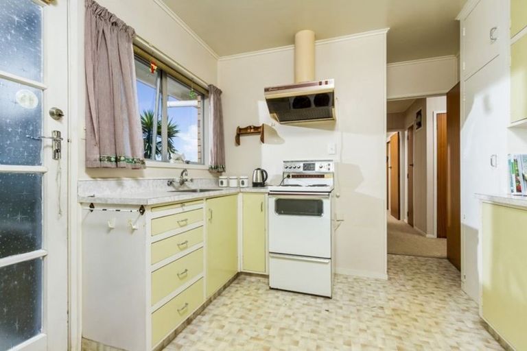 Photo of property in 2/8 Tobruk Crescent, Milford, Auckland, 0620