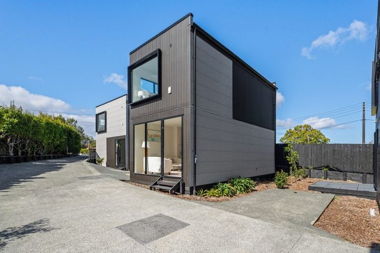 Photo of property in 2/10 Hutchinsons Road, Bucklands Beach, Auckland, 2014