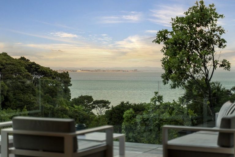Photo of property in 9 Herrings Cove Place, Titirangi, Auckland, 0604