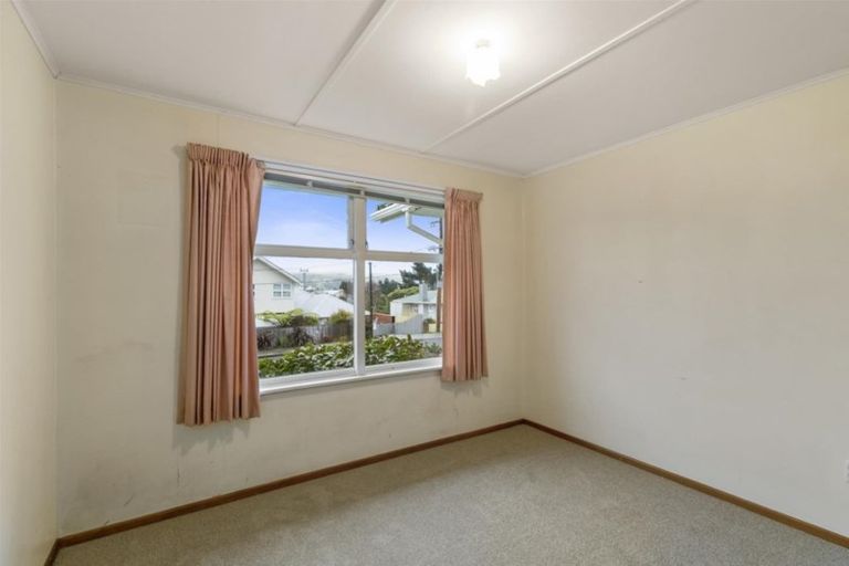 Photo of property in 2 Cara Crescent, Paparangi, Wellington, 6037
