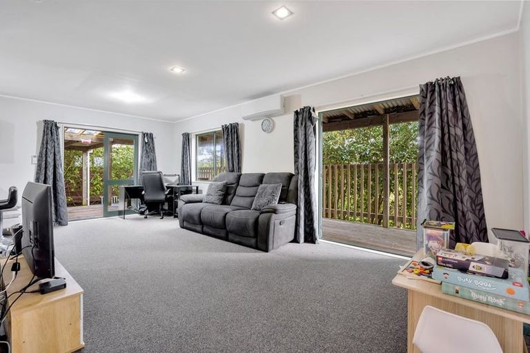 Photo of property in 60 Cobham Crescent, Kelston, Auckland, 0602