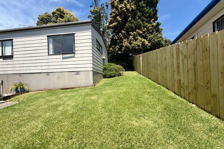 Photo of property in 2/8 Sevilla Place, Unsworth Heights, Auckland, 0632