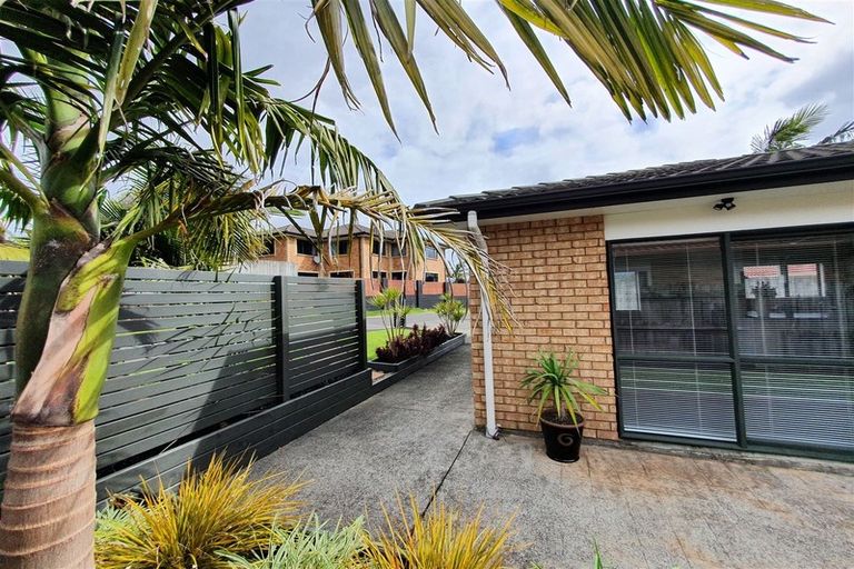 Photo of property in 14 Chesterton Terrace, Henderson, Auckland, 0612