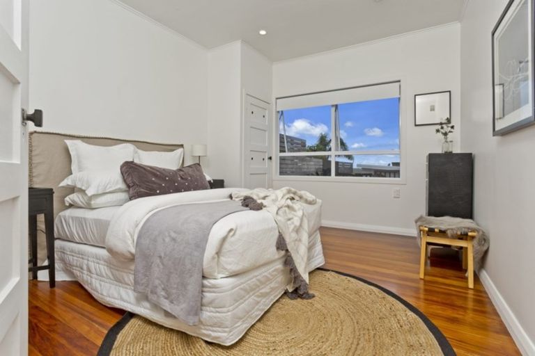 Photo of property in 1/91 Queen Street, Northcote Point, Auckland, 0627