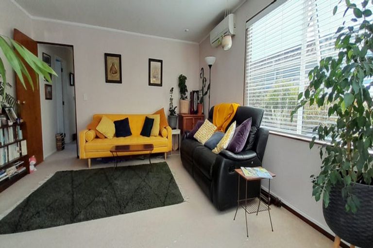 Photo of property in 104 Tauhinu Road, Miramar, Wellington, 6022