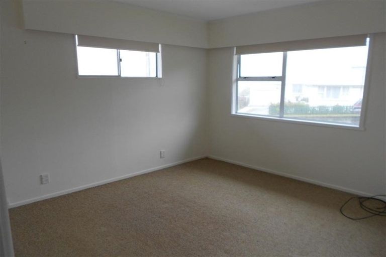 Photo of property in 12 Griffiths Grove, Newlands, Wellington, 6037