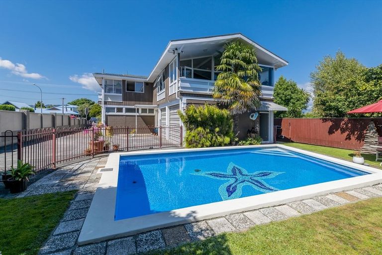 Photo of property in 355 Oxford Street, Levin, 5510