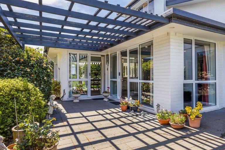 Photo of property in 2/138 Memorial Avenue, Burnside, Christchurch, 8053