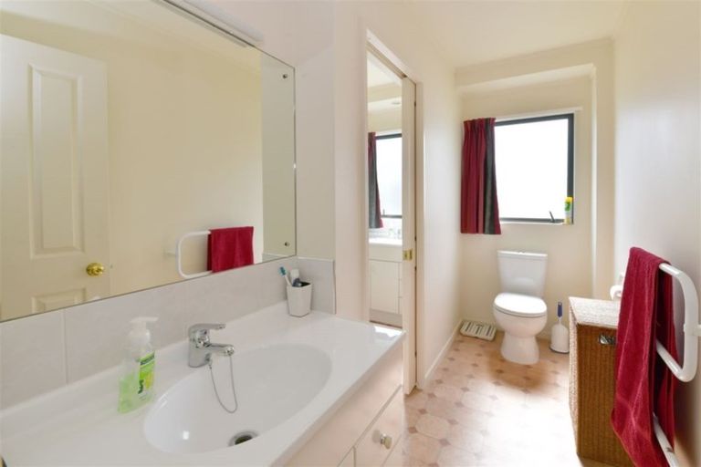 Photo of property in 2/12 Sundown Avenue, Manly, Whangaparaoa, 0930