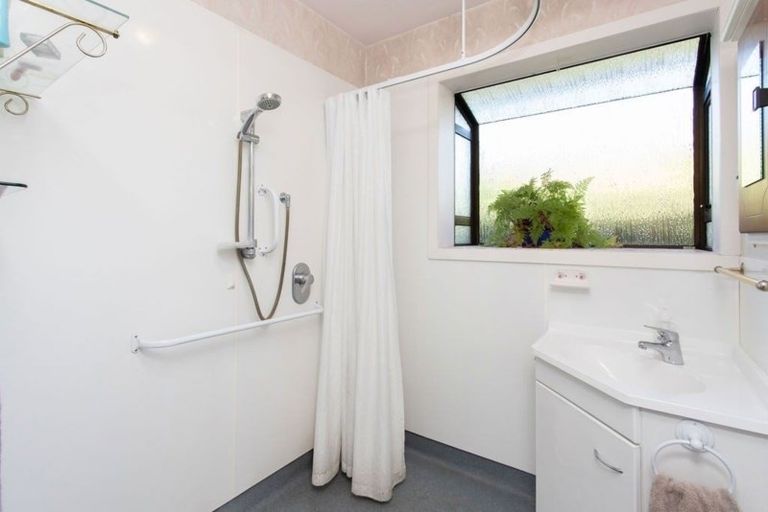 Photo of property in 15 Emlyn Place, Avondale, Christchurch, 8061