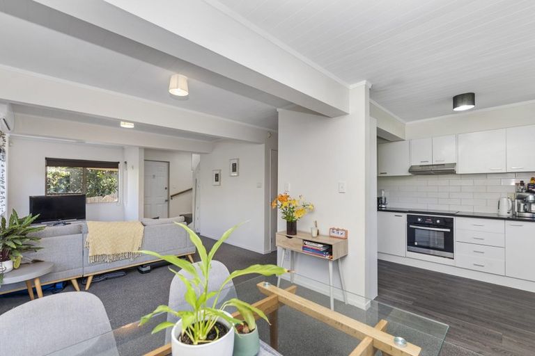 Photo of property in 1042a Great North Road, Point Chevalier, Auckland, 1022