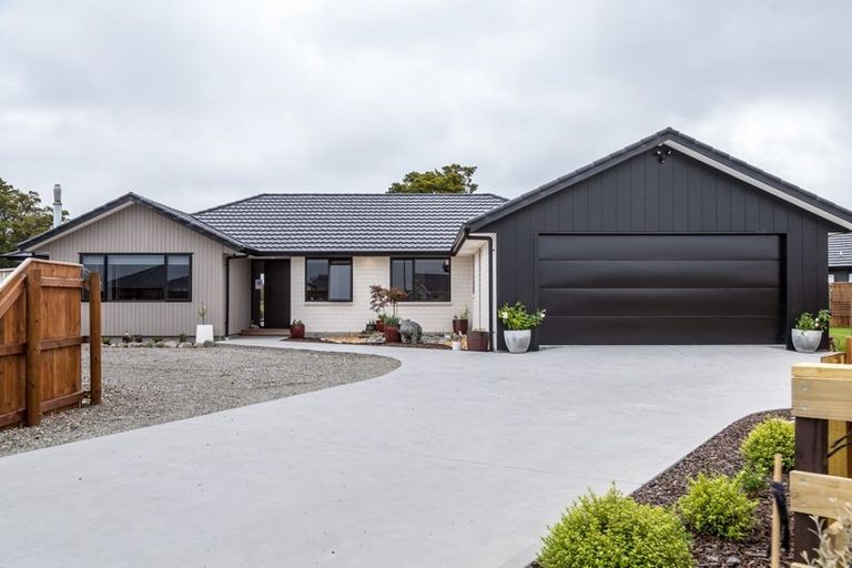 Photo of property in 8 Takahe Drive, Carterton, 5713