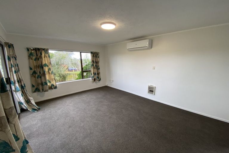 Photo of property in 17 Brougham Place, West Harbour, Auckland, 0618