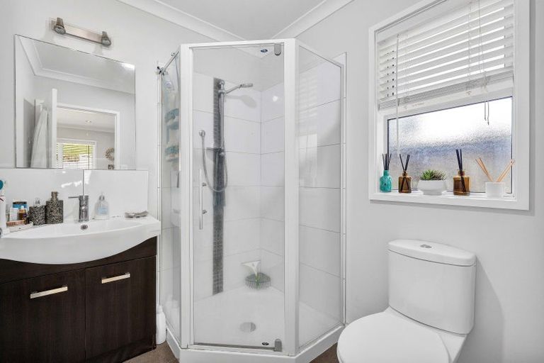 Photo of property in 15a Heta Road, Highlands Park, New Plymouth, 4312