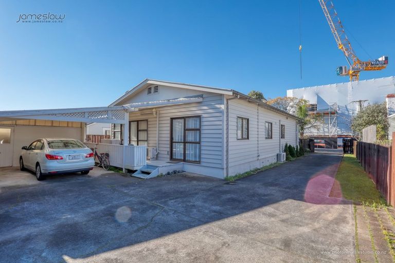 Photo of property in 12 Walmer Road, Point Chevalier, Auckland, 1022