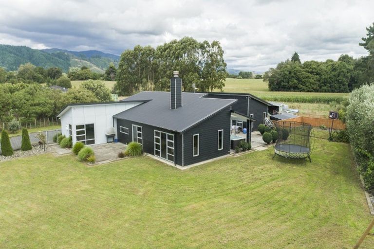 Photo of property in 51 Waikawa Beach Road, Manakau, Levin, 5573