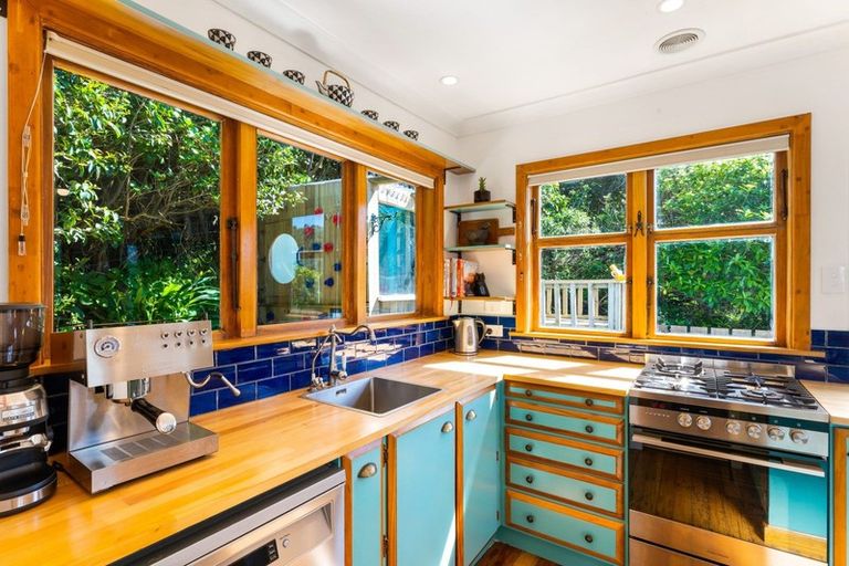 Photo of property in 6 Gordon Road, Plimmerton, Porirua, 5026