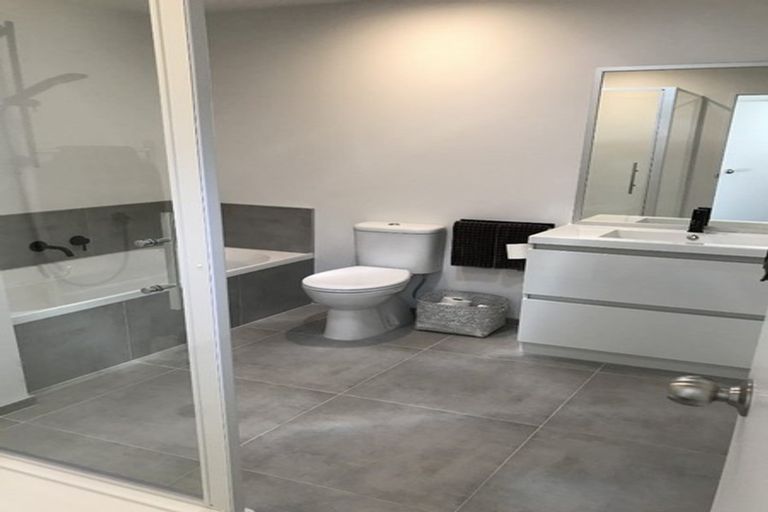 Photo of property in 17 Lieutenant Lane, Papakura, 2110