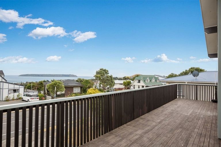 Photo of property in 106 Gloaming Hill, Titahi Bay, Porirua, 5022