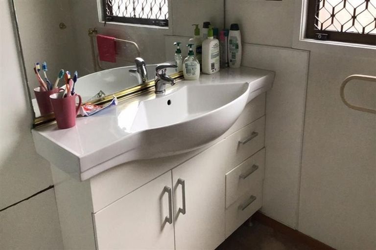 Photo of property in 2/1 Deuxberry Avenue, Northcote, Auckland, 0627