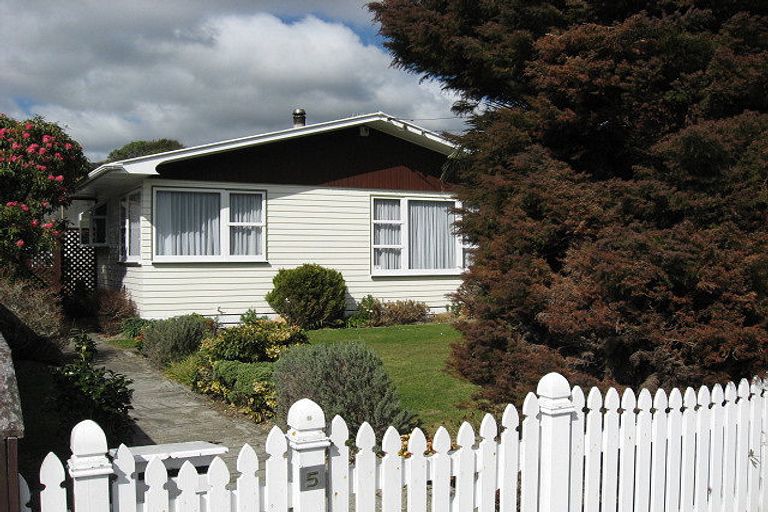 Photo of property in 5 Stanley Street, Wainuiomata, Lower Hutt, 5014