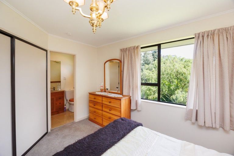 Photo of property in 9 Hillgrove Place, Fitzherbert, Palmerston North, 4410