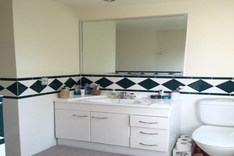 Photo of property in 2/27 Commodore Parry Road, Castor Bay, Auckland, 0620