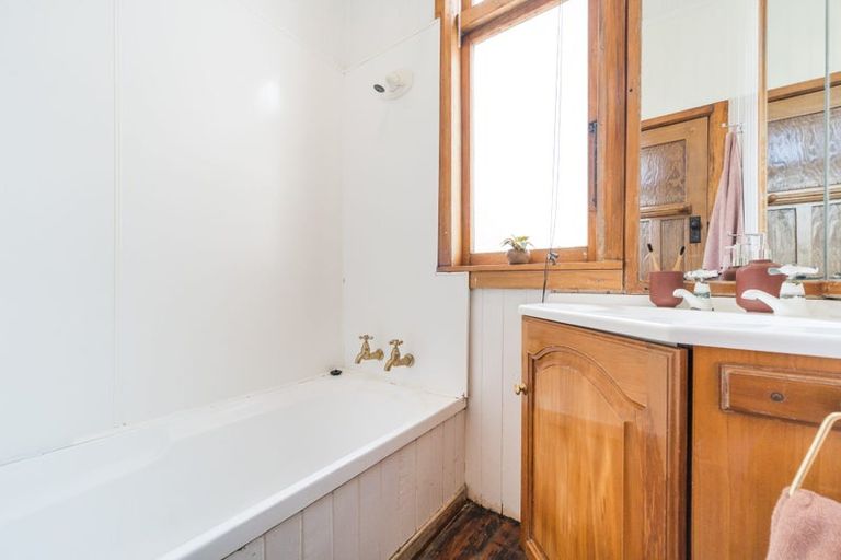 Photo of property in 43 Lyndhurst Street, Takaro, Palmerston North, 4412