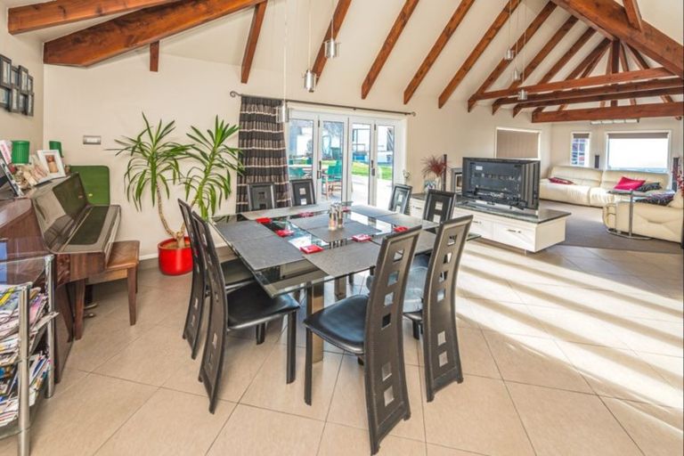 Photo of property in 2 Burtts Road, Durie Hill, Whanganui, 4500