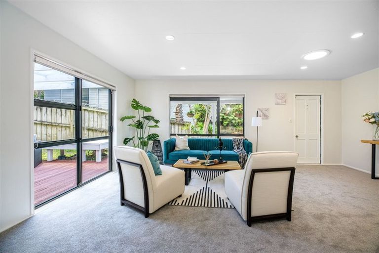 Photo of property in 1/8 Heatherleigh Rise, Northcross, Auckland, 0632