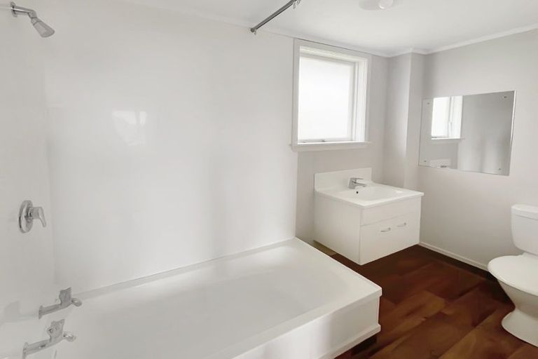 Photo of property in 34-36 Devon Crescent, Bulls, 4818