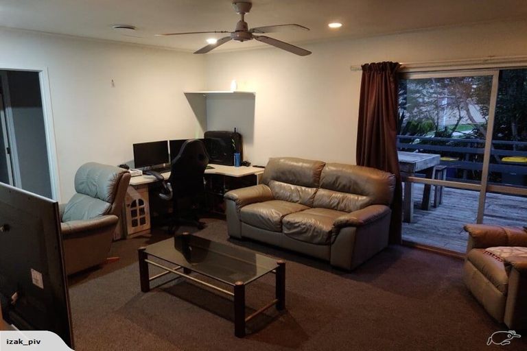 Photo of property in 1 Kayle Glen, West Harbour, Auckland, 0618